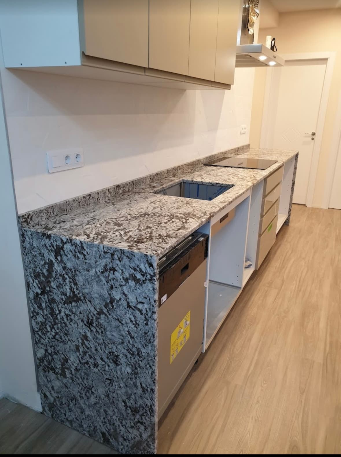 Detalle de encimera de piedra durante el montaje de una cocina