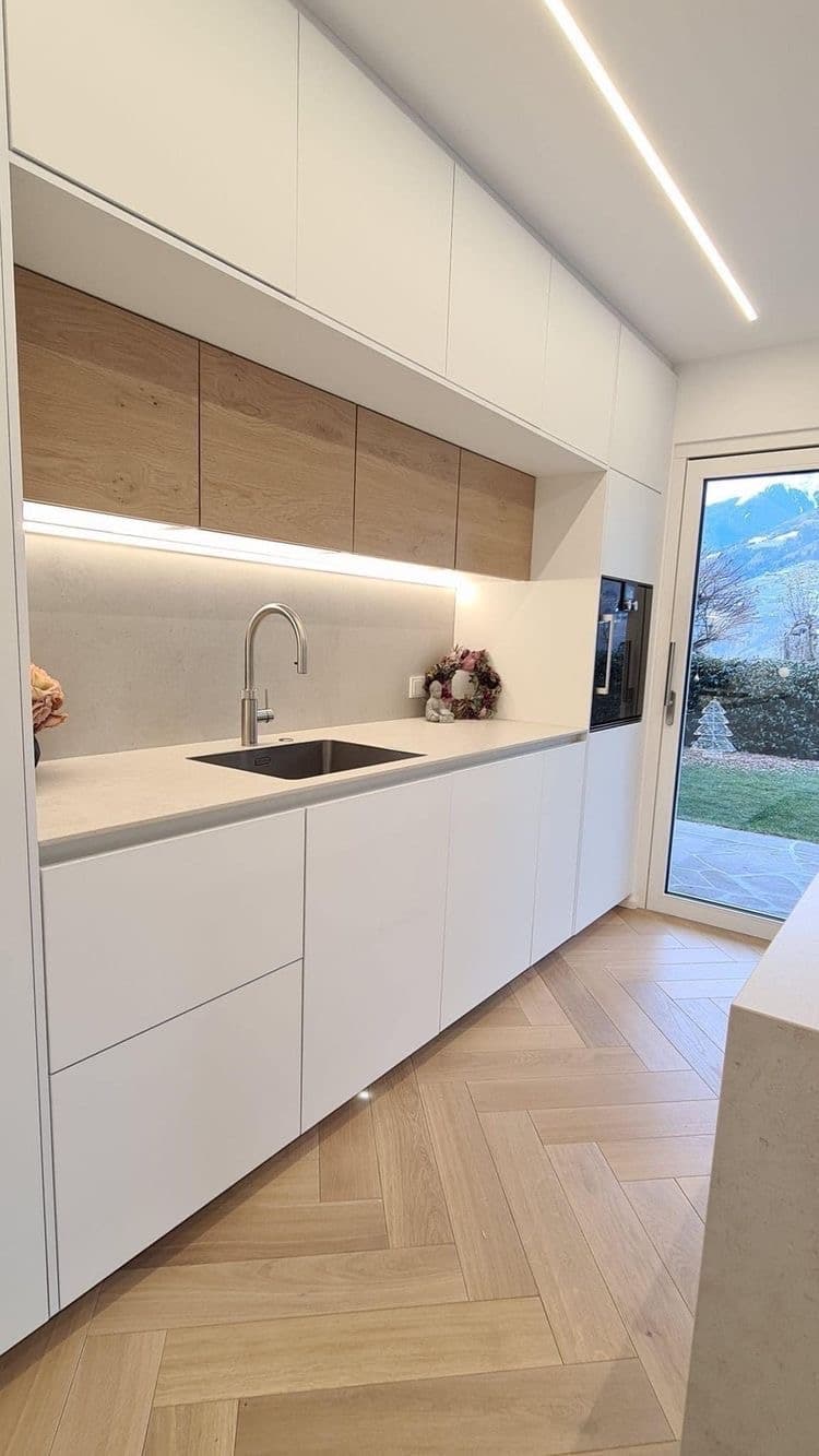 Cocina blanca y madera con mobiliario realizado a medida