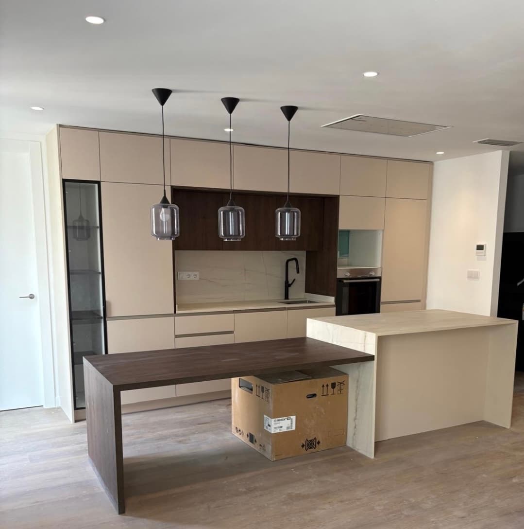 Cocina en tonos beige y madera con dos islas